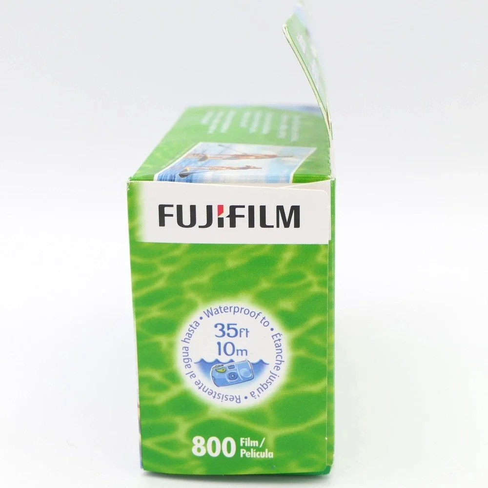 FujiFilm Quick Snap Waterproof 800 ISO 35mm Disposable Camera 27 Exposures 08/26